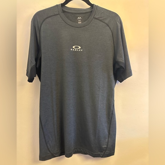 Oakley Mens Hydrolix Performance Fit T-shirt - Picture 1 of 8